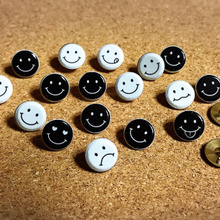 【キャンドゥのスマイルシールで】シンプル画びょうを「スマイル画鋲」に❤