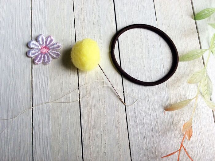 デコレーションボールと花形レースに 針を刺します。