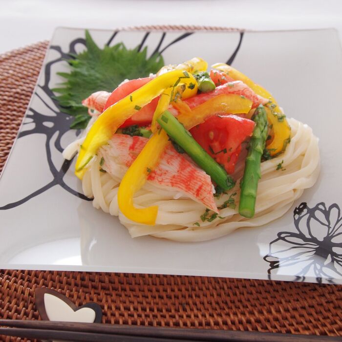 さらりと作って、つるりと食べる「カニと夏野菜のうどん」