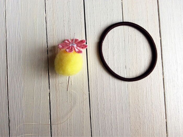 中心部に糸を通します。