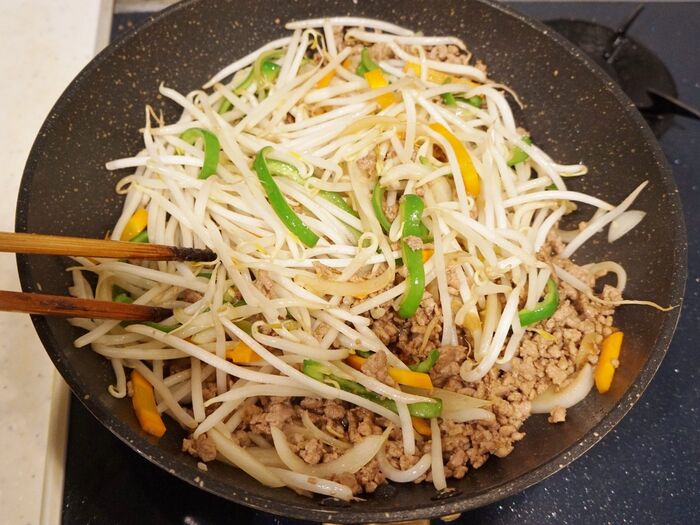 野菜を加えて手早く仕上げます。