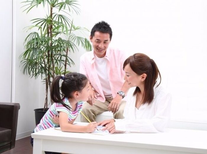 世帯年収500万円の家庭(夫婦+子ども1人)の“理想の貯蓄額”っていくら?
