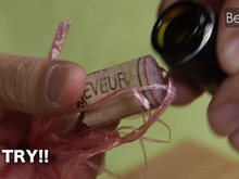 【裏技】これは便利!ワインの瓶に入ったコルクを簡単に抜く方法