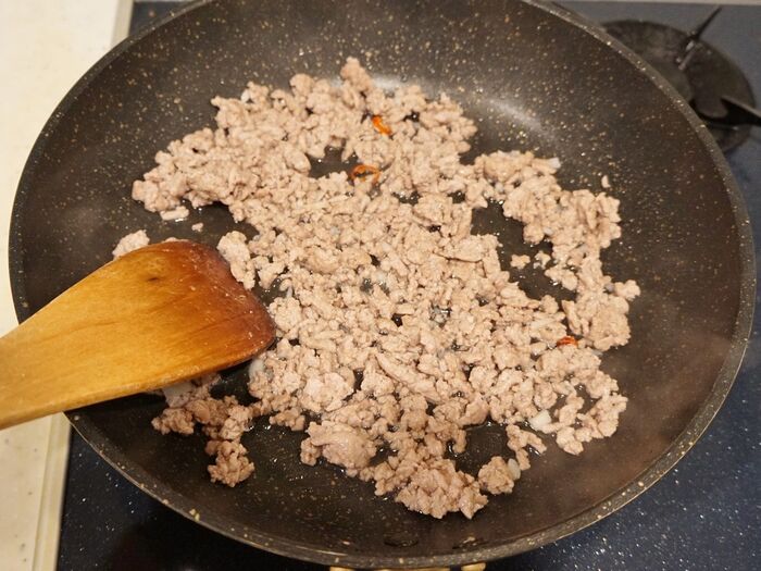 豚ひき肉を炒めます。