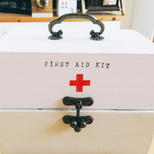 100均DIY!持ち運びしやすい救急箱♪