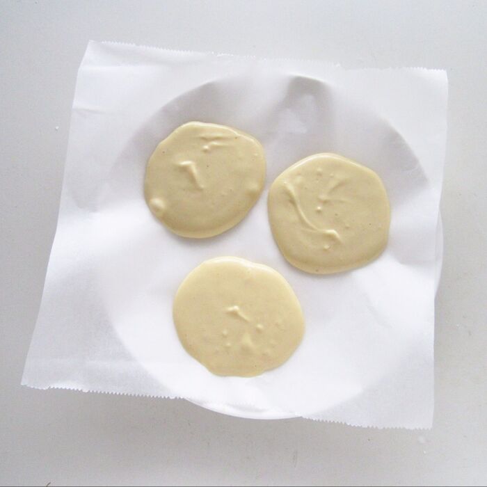 ベーキングシートに生地をのせる。