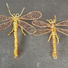 金色に輝く親子のトンボが針金1本で作れる。(100均の材料で簡単に作れます。)