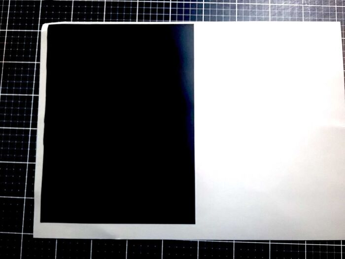 ②工作用紙に黒板シートを貼ります。