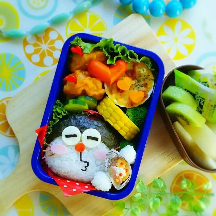 《キャラ弁》お誕生日に♡花束を持ったドラちゃん弁当