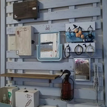 動線集中! 家族が集まるリビング壁面に 小物収納用スペースをDIY♪