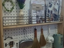 掃き出し窓が収納棚に大変身♪私物置き場に☆