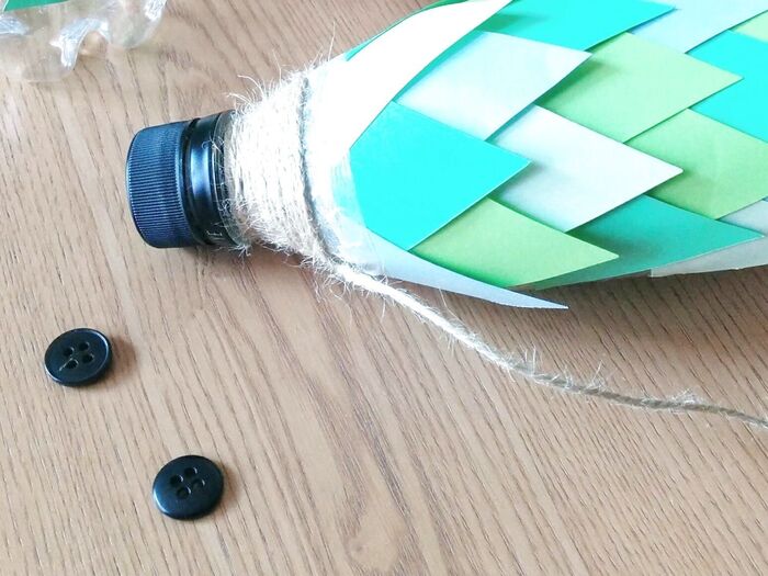 麻ひもで顔をつくります