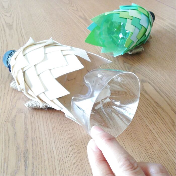 お尻から小物を出し入れ!