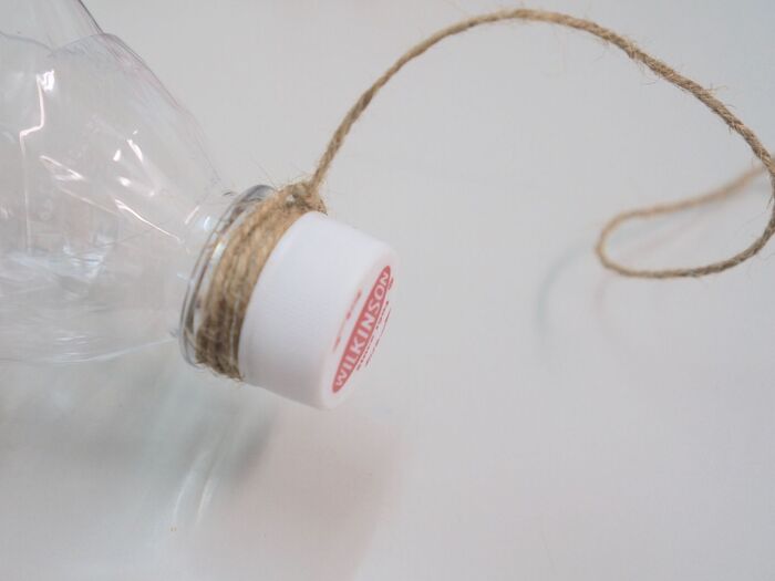 キャップ部分を麻紐で巻いていく