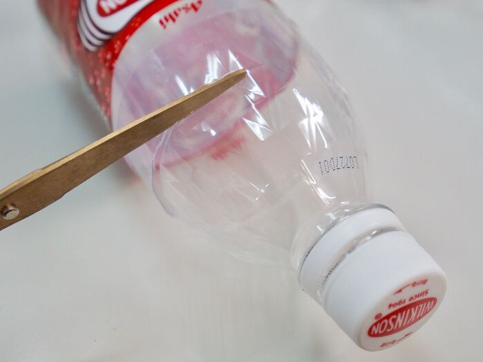残り3本のペットボトルをカットします