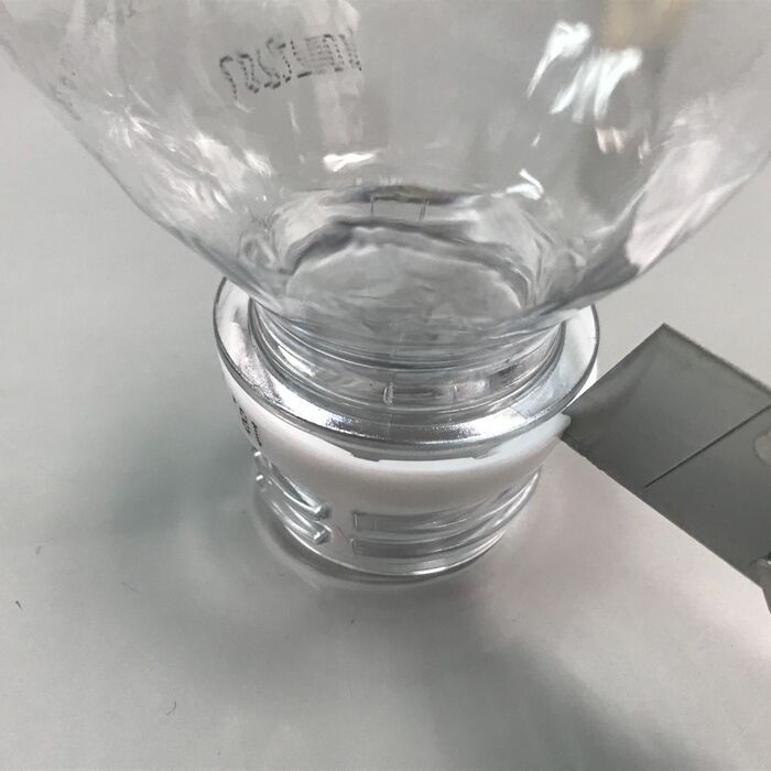 キャップの輪っか部分はカッターナイフで切り取る