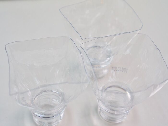 こちらが折り曲げたペットボトル