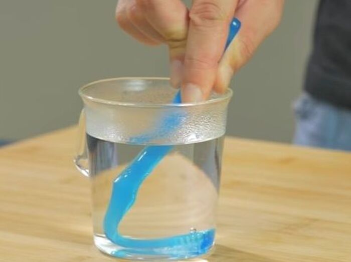 ■使い古しの歯ブラシでコップの底を綺麗にする方法2