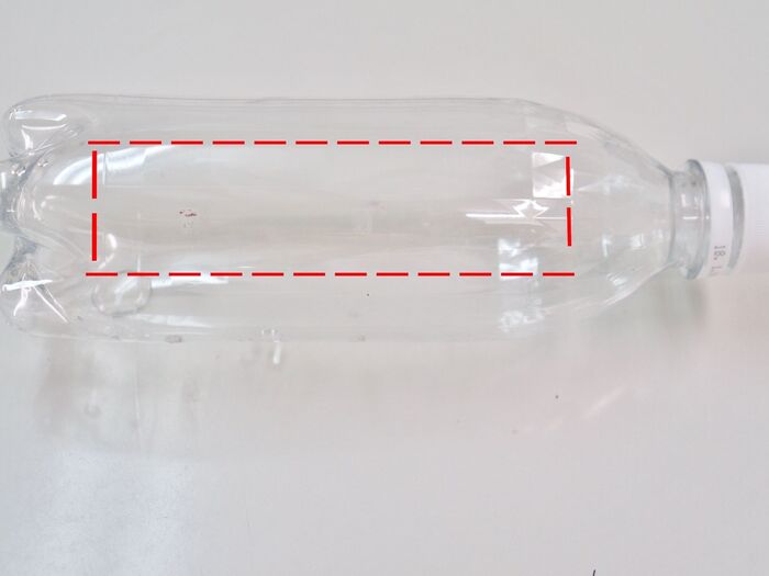 ペットボトル1本を切り取ります