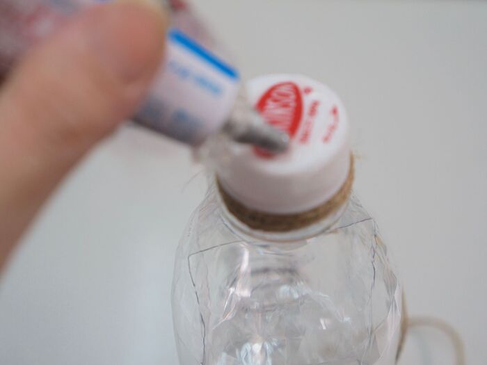 キャップ部分にはボンドを塗る