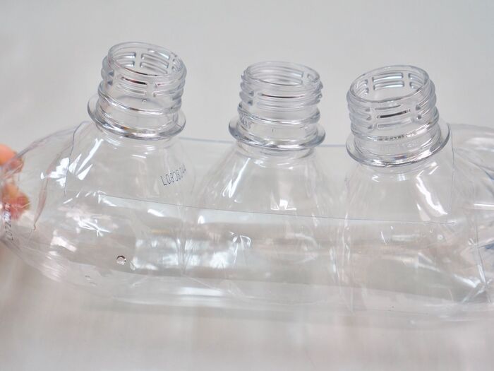 ペットボトルを詰めていきます