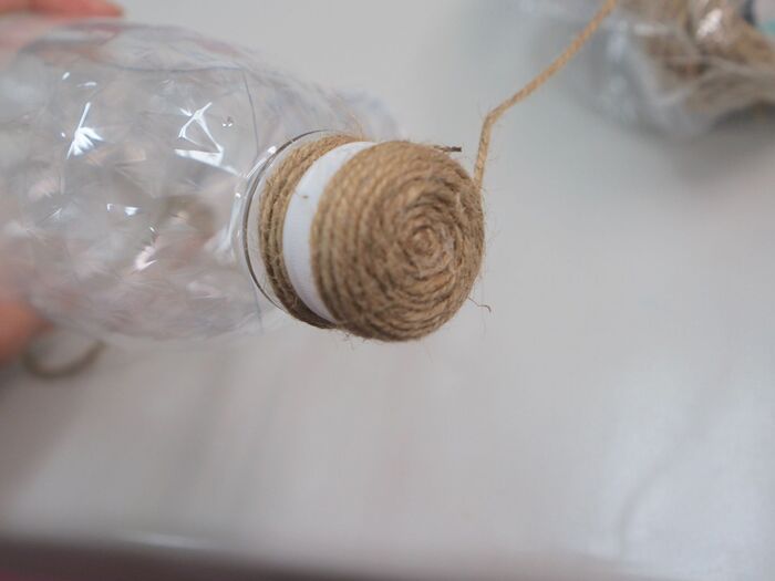 キャップに麻紐を巻いていきます
