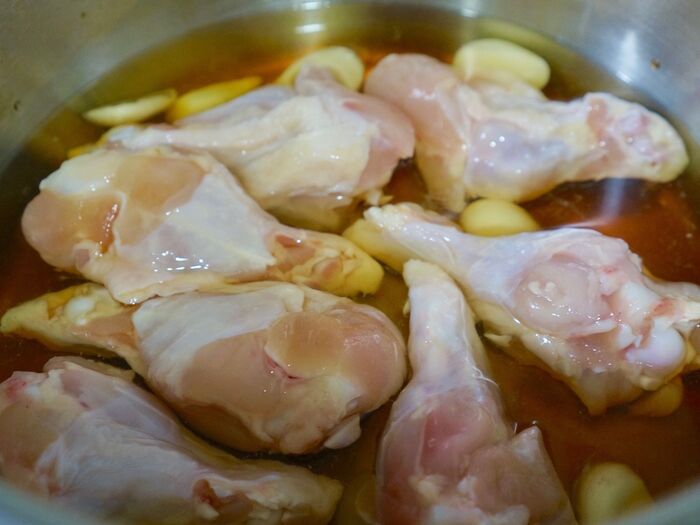 材料と調味料を圧力鍋に入れます