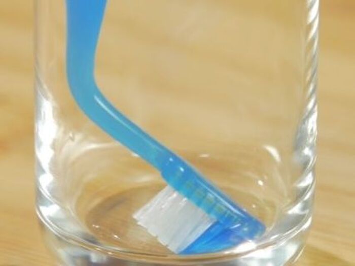 ■使い古しの歯ブラシでコップの底を綺麗にする方法3