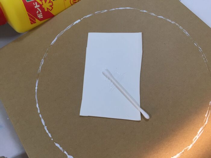 丸を書いたら、タコ糸を貼る