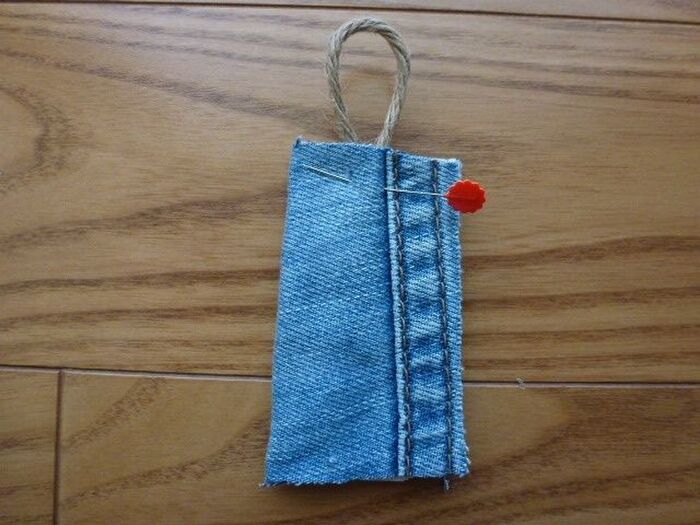 ひもを挟んで縫う