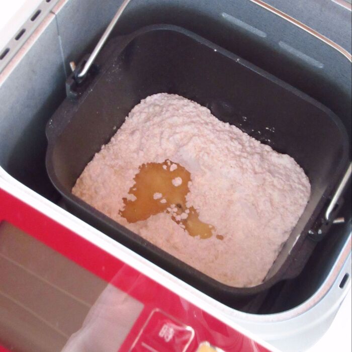 ホームベーカリーにセットする。