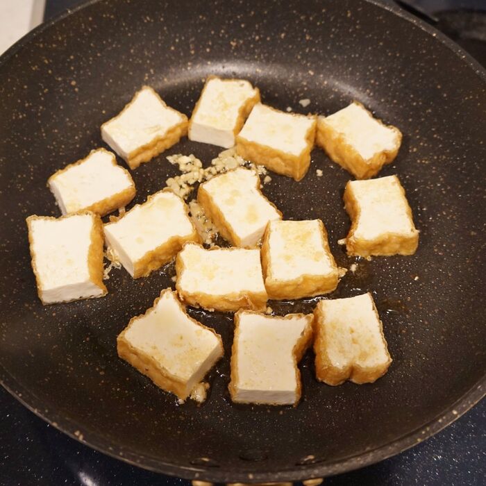 厚揚げをこんがりと焼きます。