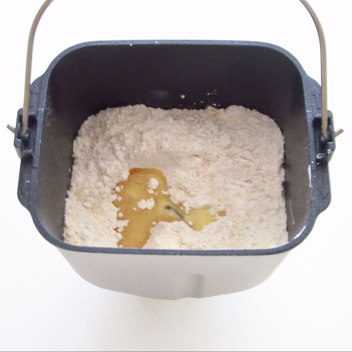 材料をホームベーカリーにいれる。