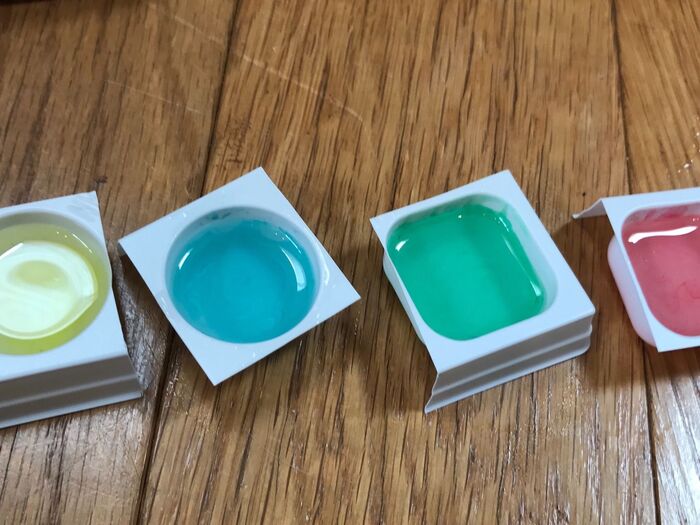 4色のレジンを用意します。