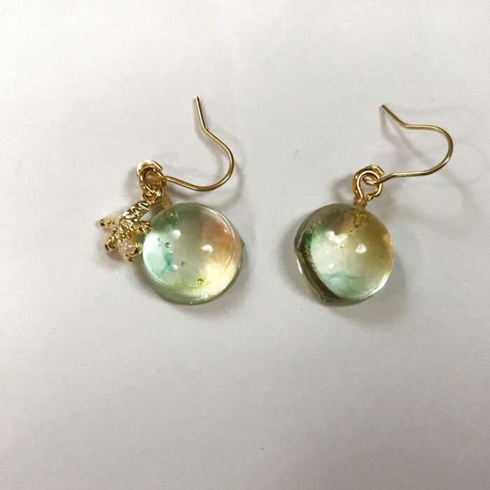 虹色ピアス
