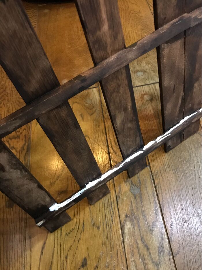 すのことすのこで板を挟むように接着します