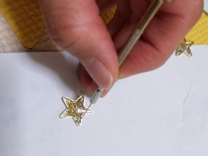 ピアスの形にしていきます