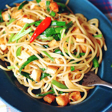 給料日前も安心☆厚揚とニラでボリューム満点!オイマヨパスタ