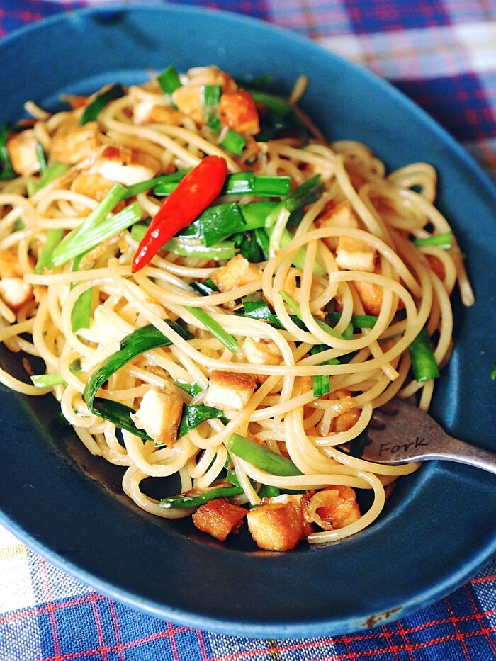 給料日前も安心☆厚揚とニラでボリューム満点!オイマヨパスタ