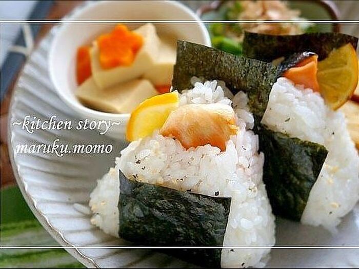 普段使いのおにぎりがこれ1つで風味もアップ♪レモンの香りの『焼き鮭のおにぎり』
