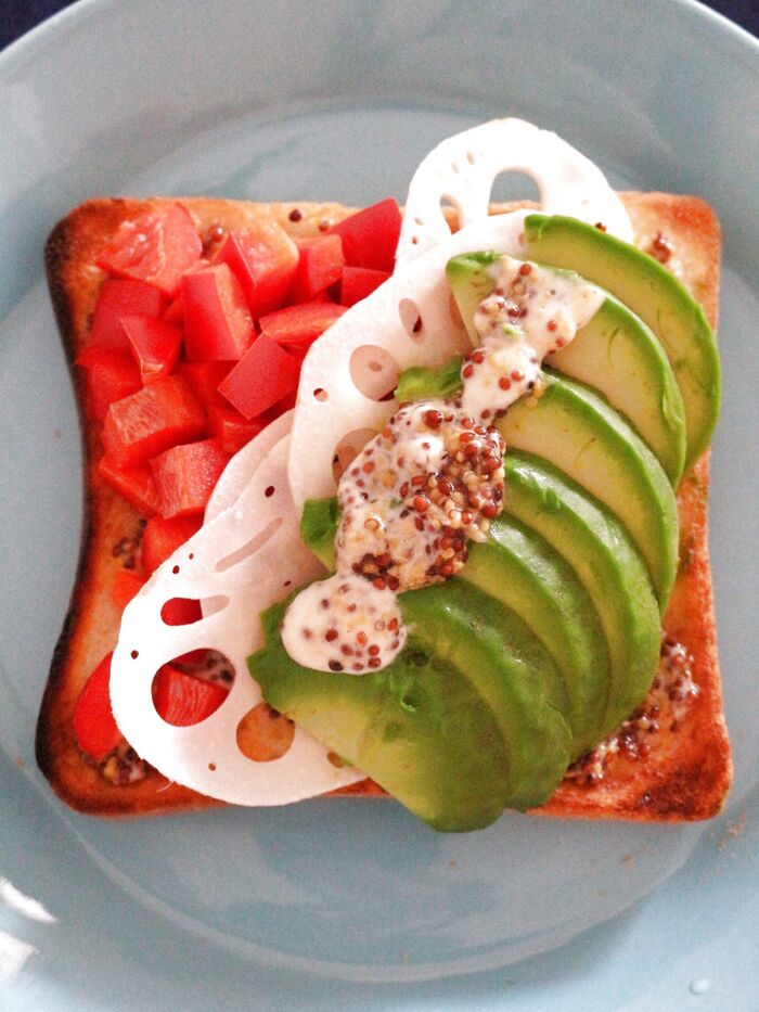 アボカド・レンコン・パプリカで美容!ベジトースト。