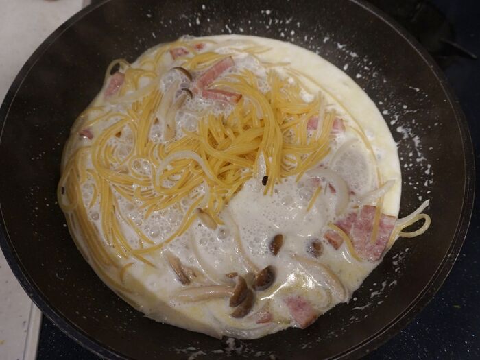 スパゲッティとソースを絡めます。