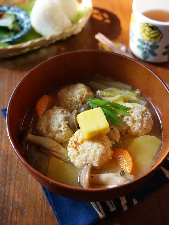 肌寒い日に嬉しい♡ふわふわ鶏団子入り味噌バターちゃんこ