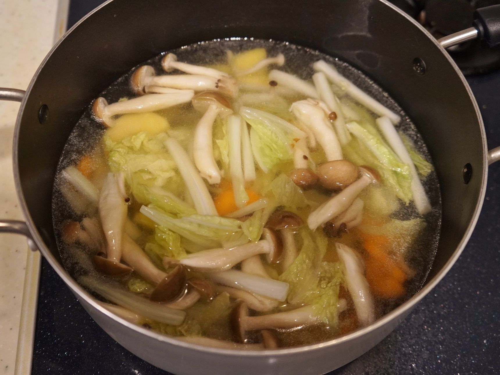 野菜が柔らかくなるまで煮ます。