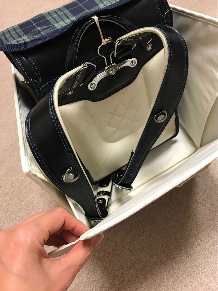 背面を戻しマジックテープで止める
