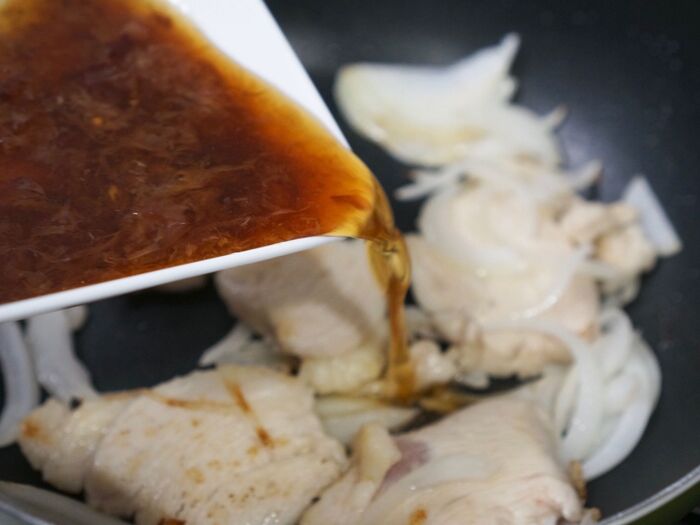 6割~7割位焼けたら合わせ調味料を注ぐ