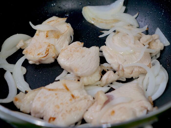 片面が焼けたので裏返してもう片面焼いているイメージ