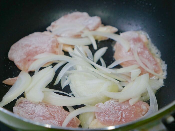 具材を焼いていく