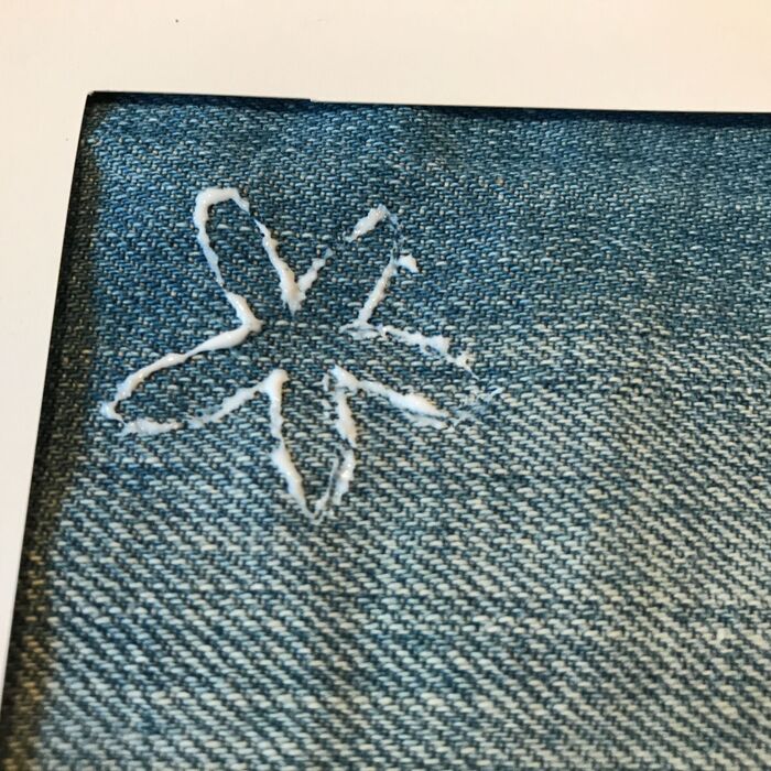 デニムにボンドで絵を描きます
