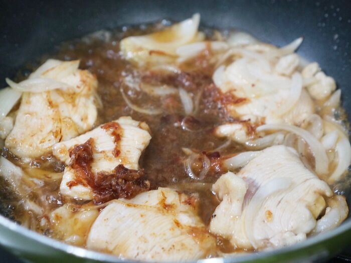 裏返しながら煮込んでいきます